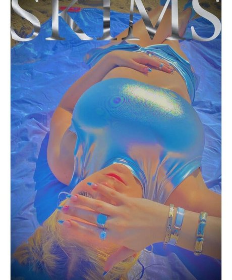 Emily V model exclusive pics