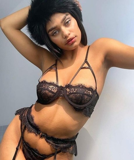 Aslayy Baugh star nude archive