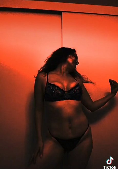 brunette beauty86 star pornographic images