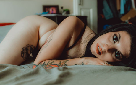 Thatsoraven95 model nude photo