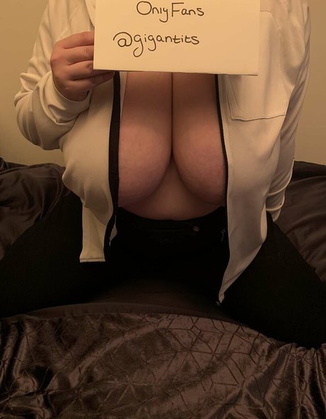 Gigantits model nudes images