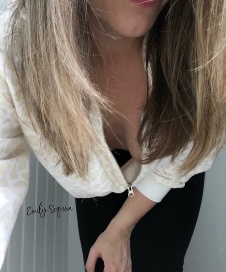 Emily Sequoia hd actress images