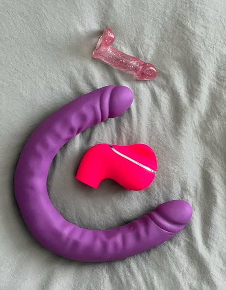 Molly and Mia_ erotic actress picture