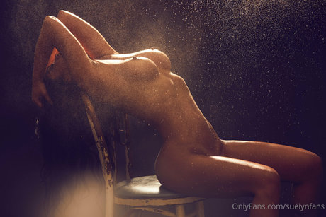 Suelyn Medeiros model pretty picture