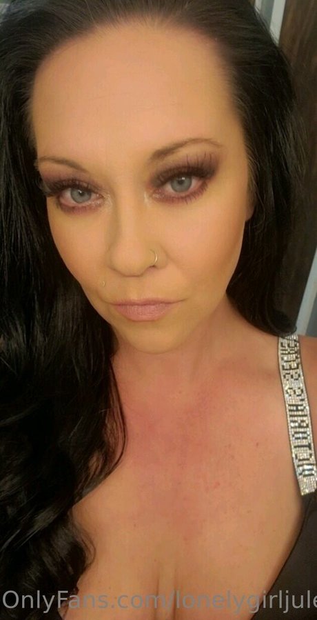 Lonelygirljules model erotic photos