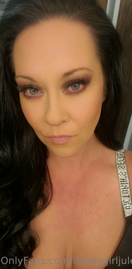 Lonelygirljules naked actress pictures