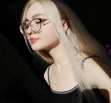 demonisia model pretty galleries