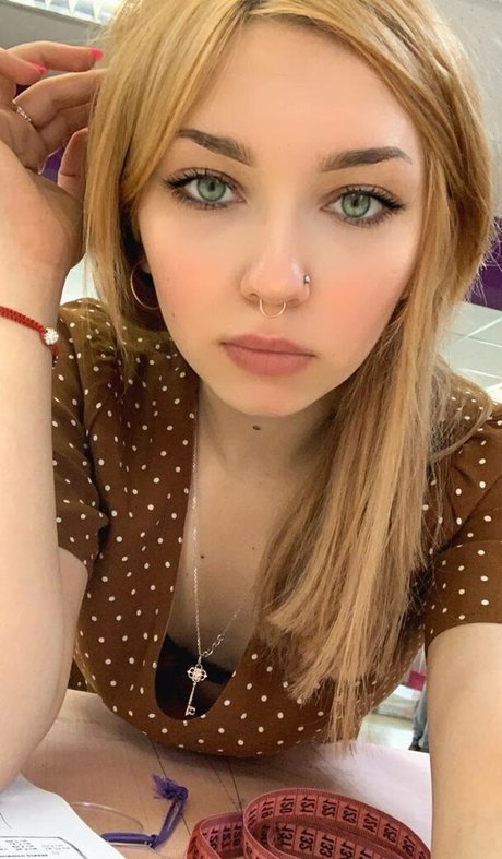 Roxy Loov naked pornstar pictures