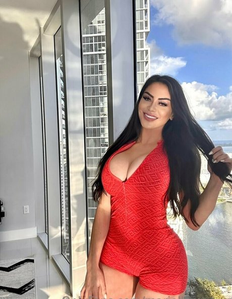 Mariella Mae sexy model img