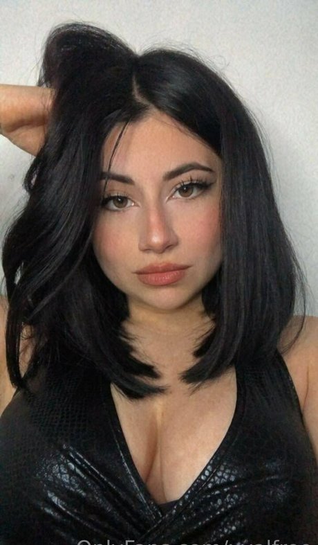 yourgirlfriendval model top picture