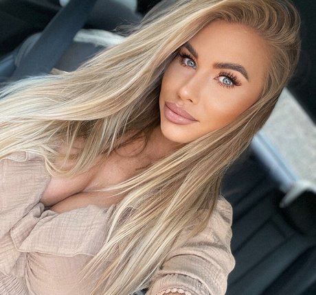 Noele Natalia star sexy images