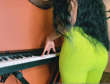 nicolelovesonlyfansfree model adult image