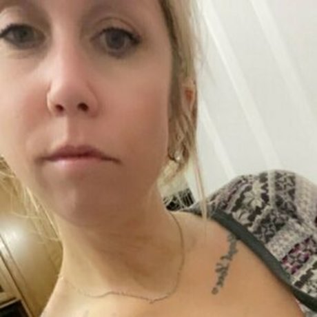 thisgirlwheelsamputee erotic model photo