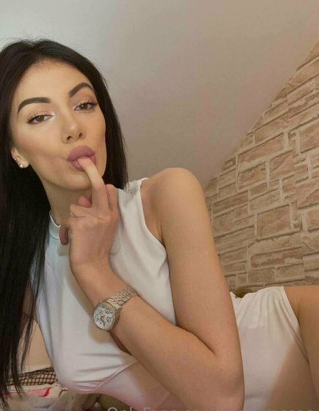 mollyrossee model naked picture