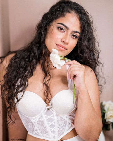 Sandani Fernando pretty actress picture