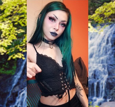 battydoll model naked picture