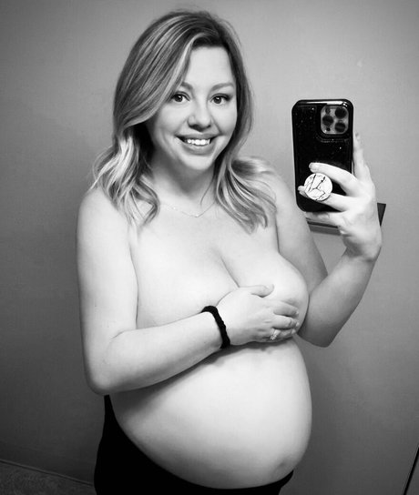 FefeCoco model naked image