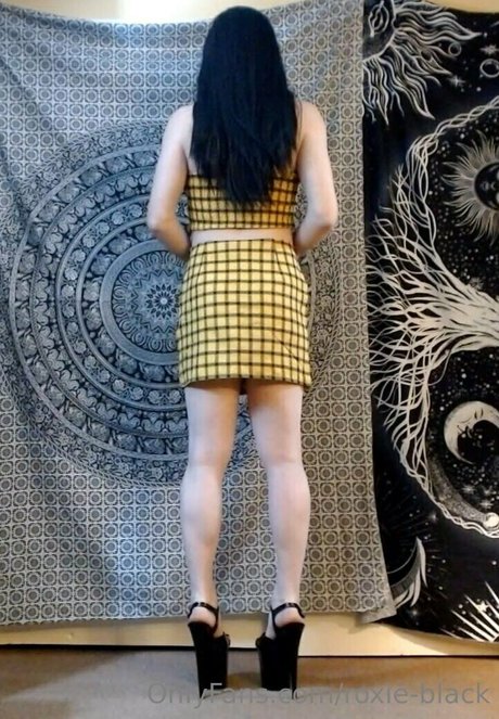 roxie black hot model image