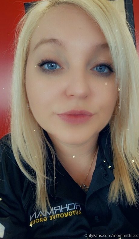 mommithiccc naked star image