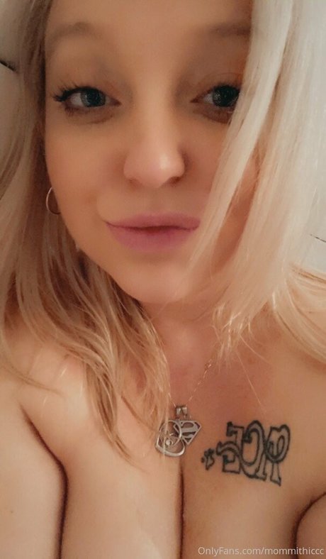mommithiccc model sexy pic