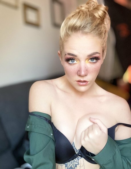 chaosandmagic model sexy pic