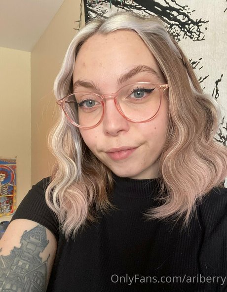 ariberry nudes star image