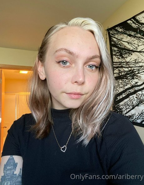 ariberry model sexy pic