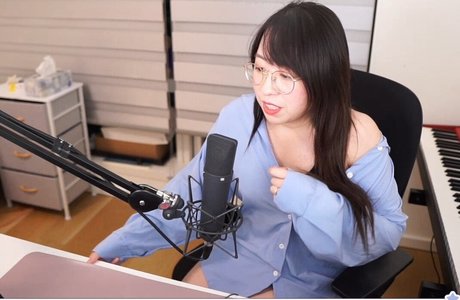 lolnatsumiii model picture