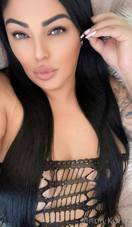 thick jennakumz sex model pic