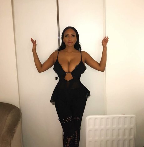 ShayLiving art model img