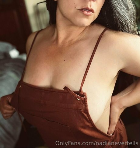 nadianevertells model hot gallery