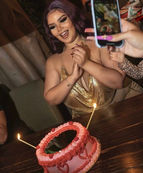 Curvyexoticaa pretty model photo