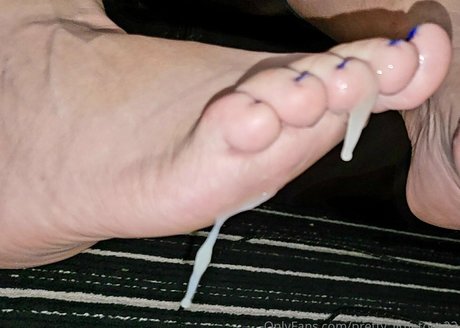 pretty littletoes22 exclusive model image