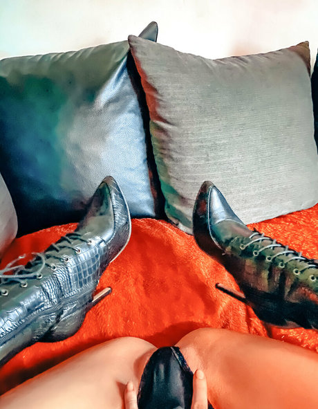 thenakedbiker sex model gallery