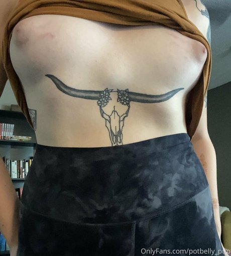 bigbellybenni model photo