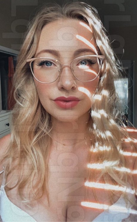 female influencer onlyfans beautiful nude pictures