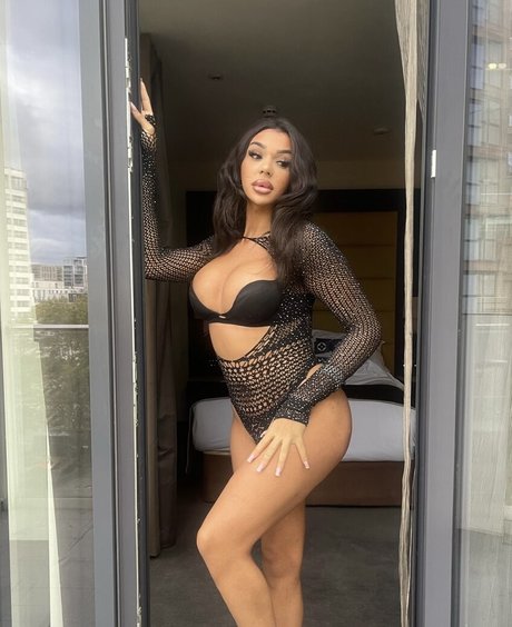 Naya Martinez hd model pictures