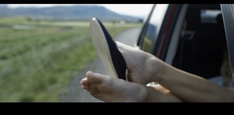 Maika Monroe model hd pic