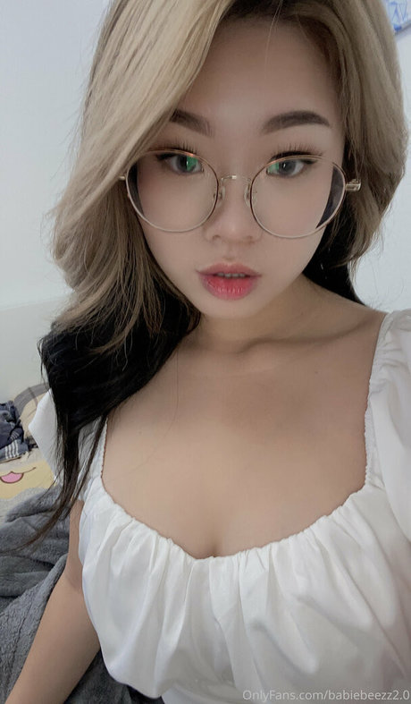 babiebeezz2 0 naked model images