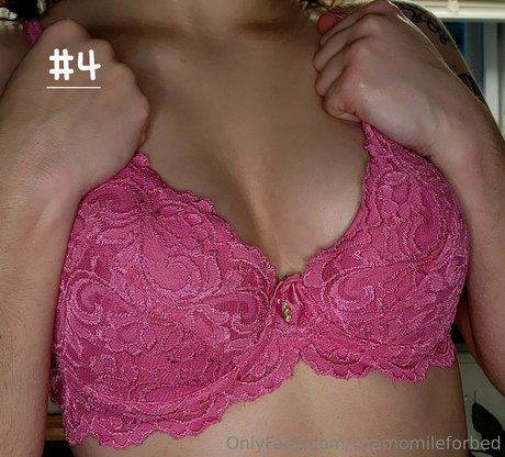 chamomileforbed model nude pic