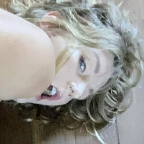 Mona Wales model free pics