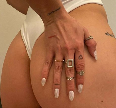 tiny asian onlyfans top photo