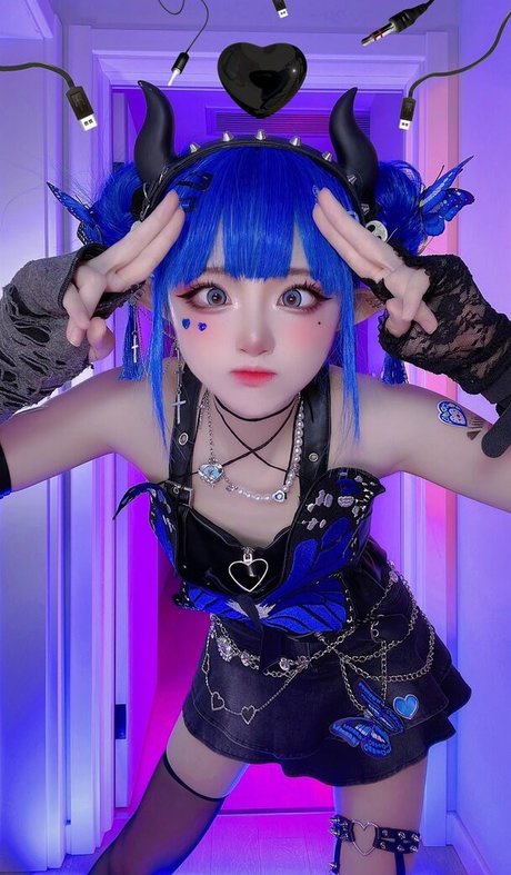 SeeU Cosplay art model picture