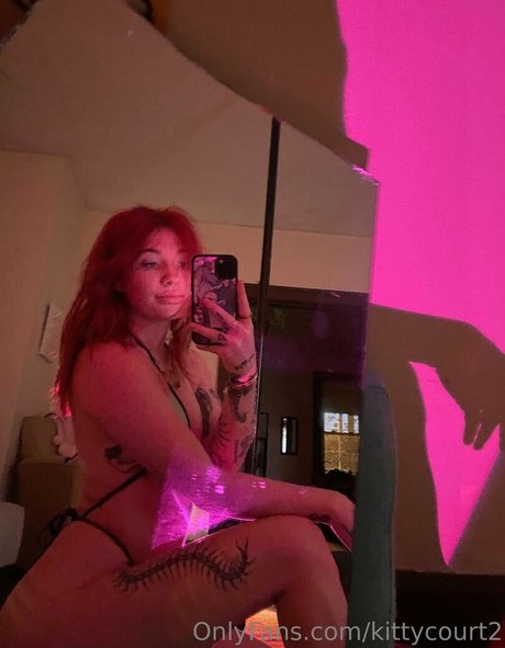 Kittycourty model nude photo