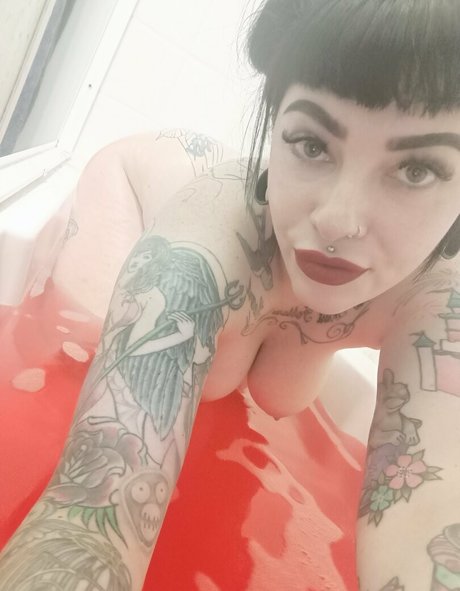 ladygraves model nude galleries