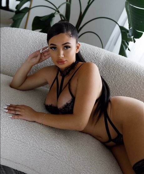 Christina April Amaral model top img