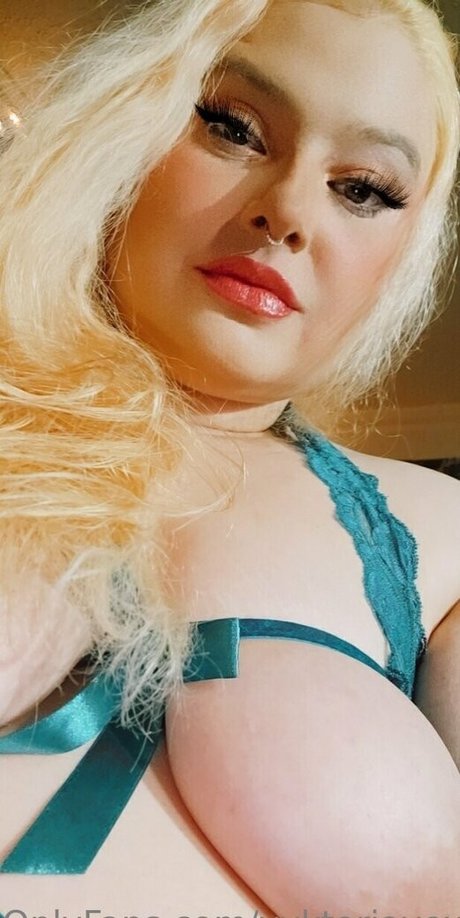 vyktoriavexx pornstar top picture