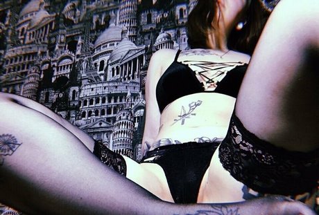 female influencer onlyfans art naked image