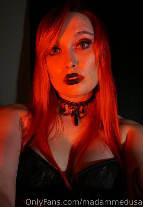 madammedusa sexy model picture