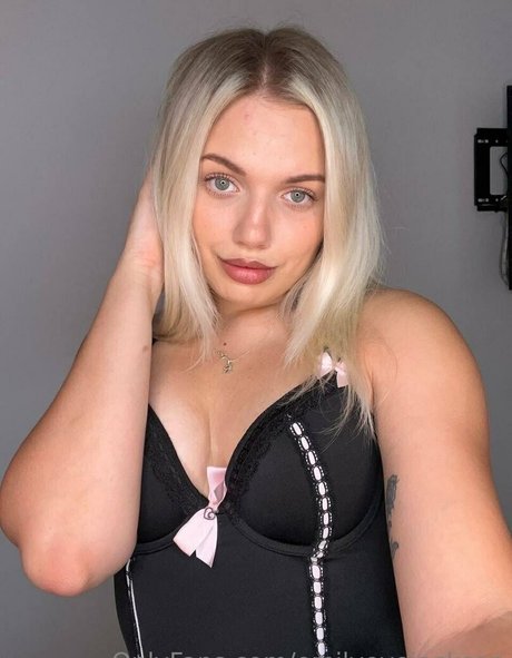 emilyevejackson model perfect image